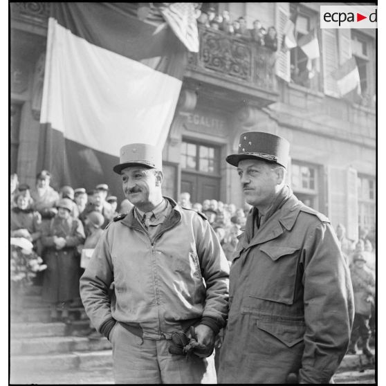 Les généraux Béthouart, commandant le 1er Corps d'armée et Carpentier, commandant la 2e DIM, à Montbéliard lors de la cérémonie célébrant la libération de la ville le 17 novembre 1944 par les hommes de l'unité nord-africaine.