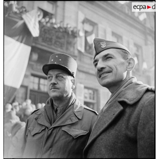 Le général Béthouart et son aide de camp le colonel Piatte, à Montbéliard lors de la cérémonie célébrant la libération de la ville le 17 novembre 1944 par les hommes de l'unité nord-africaine.