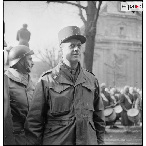 Les généraux Béthouart, commandant le 1er Corps d'armée et de Vernejoul, commandant la 5e DB derrière lui lors de la cérémonie célébrant la libération de la ville le 17 novembre 1944.