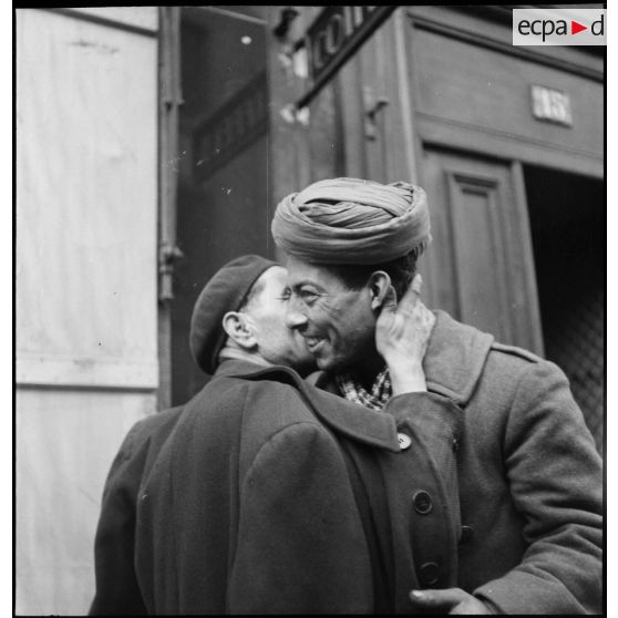 Un soldat du 5e RTM et un habitant à Montbéliard lors de la cérémonie célébrant la libération de la ville le 17 novembre 1944 par les hommes de l'unité nord-africaine.