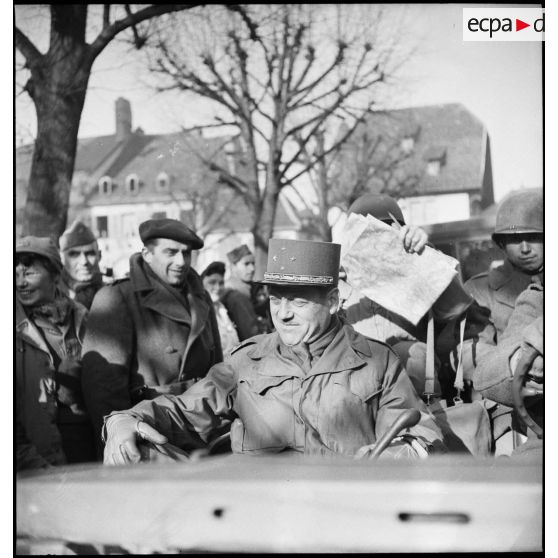 Le général Béthouart, commandant le 1er Corps d'armée, à Montbéliard lors de la cérémonie célébrant la libération de la ville le 17 novembre 1944.