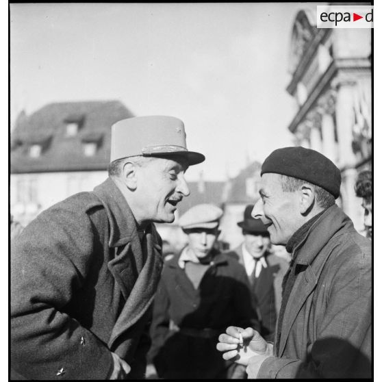 Le général Carpentier, commandant la 2e DIM, à Montbéliard lors de la cérémonie célébrant la libération de la ville le 17 novembre 1944 par les hommes de son unité.