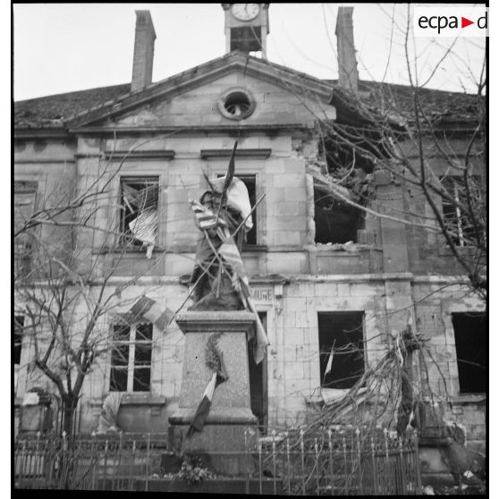 Monument aux morts dans un village près de Montbéliard pavoisé aux couleurs alliées en signe de reconnaissance aux armées qui ont permis la libération de la commune.