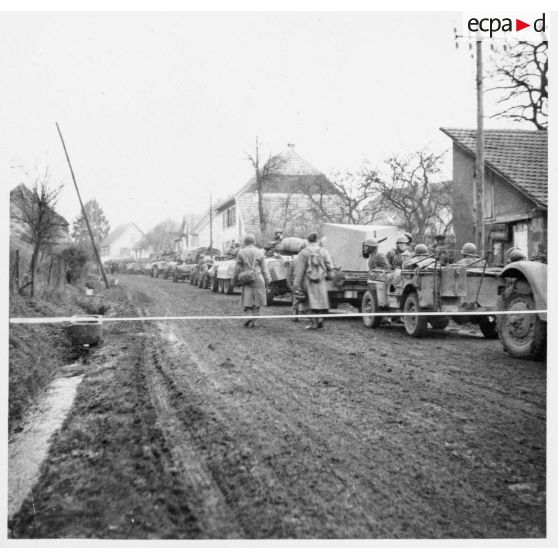 Une colonne composée notamment de jeeps et d'automitrailleuses de la 1re armée quitte Rougemont (Doubs) pour se diriger vers Belfort (Territoire de Belfort).