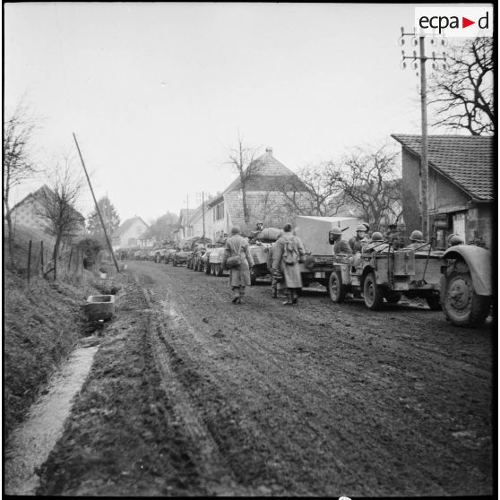 Une colonne composée notamment de jeeps et d'automitrailleuses de la 1re armée quitte Rougemont (Doubs) pour se diriger vers Belfort (Territoire de Belfort).