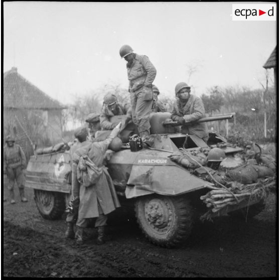 Automitrailleuse Light Armored M8 de la 1re armée française en route vers Belfort.