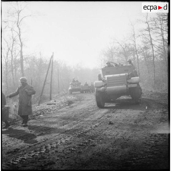 Un half-track de la 1re armée française a quitté Rougement (Doubs) avec une colonne de véhicules, pour se diriger vers Belfort.