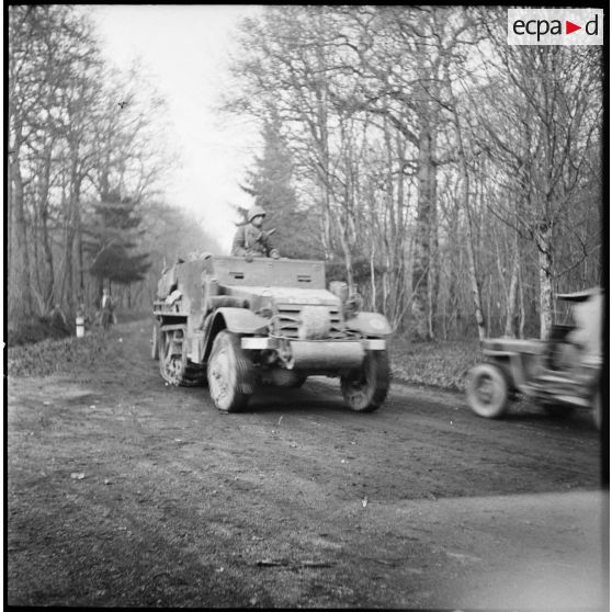 Un half-track de la 1re armée française a quitté Rougement (Doubs) avec une colonne de véhicules, pour se diriger vers Belfort.