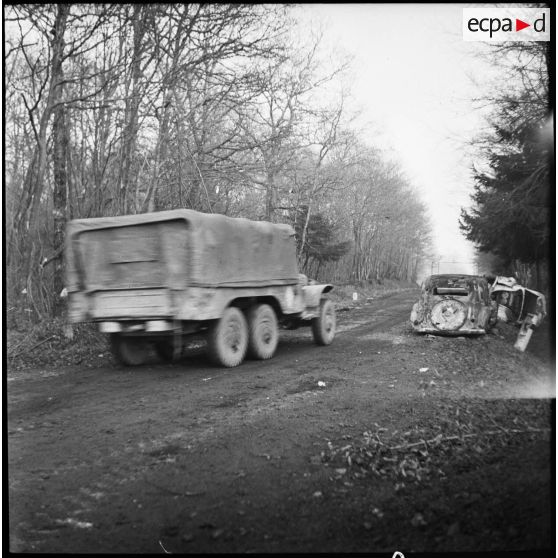 Un camion Dodge 4x4 de la 1re armée française a quitté Rougement (Doubs) avec une colonne de véhicules, pour se diriger vers Belfort.