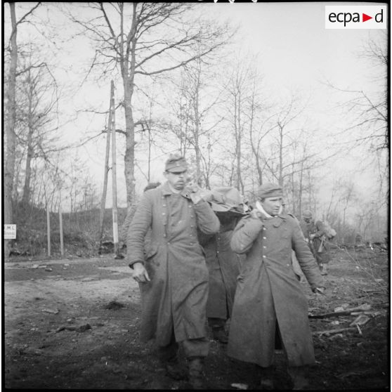 Prisonniers de guerre allemands brancardant un blessé de la 2e DIM dans les environs de Belfort.