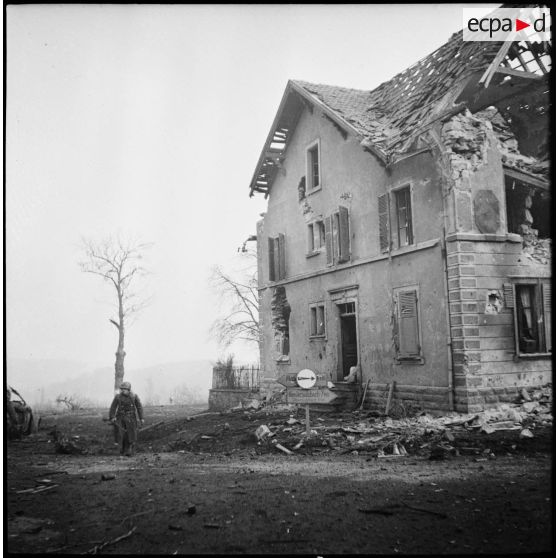 Maison en partie démolie, à l'intérieur de laquelle un poste de secours et des liaisons TSF ont été établis (d'après la légende d'origine).