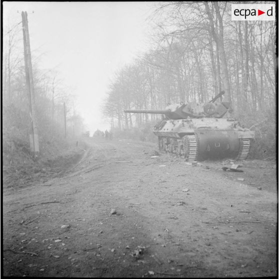 Un Tank Destroyer TD M10 endommagé par une mine dans les environs de Belfort.