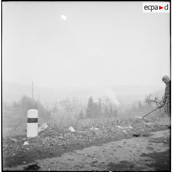 Déminage d'une route entre Rougemont et Belfort par un soldat de la 1re armée française.