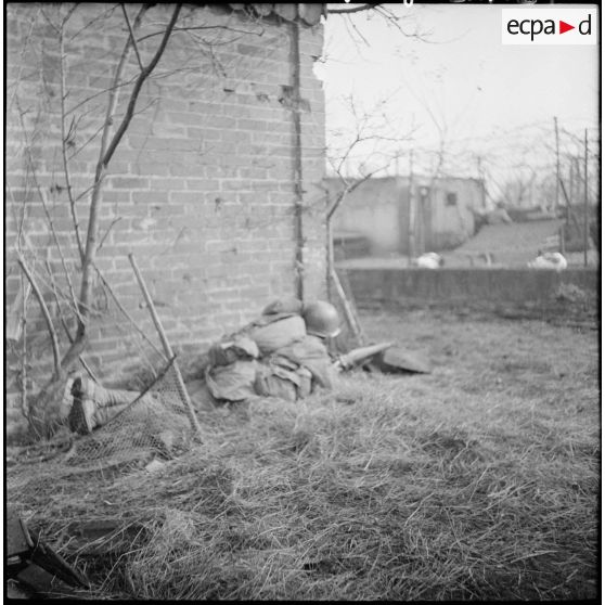 Un soldat de la 1re armée en position de guet dans les environs de Belfort.