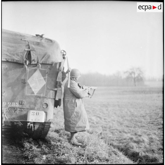 Un soldat de la 1re armée en position de guet dans les environs de Belfort.