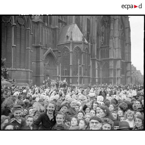 Une foule nombreuse, rassemblée devant la cathédrale Saint-Etienne de Metz, célèbre la libération de la ville.