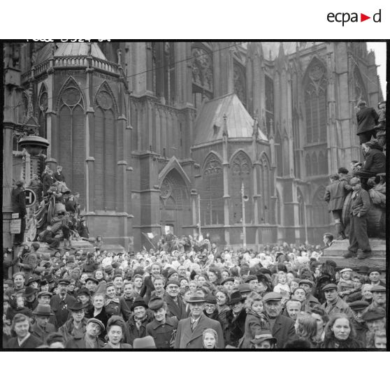 Une foule nombreuse, rassemblée devant la cathédrale Saint-Etienne de Metz, célèbre la libération de la ville.