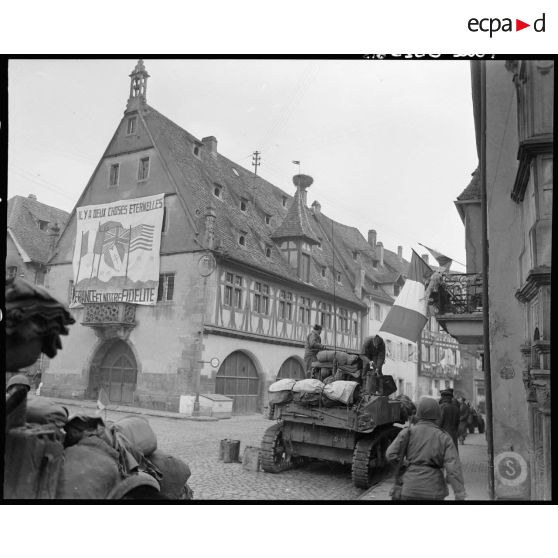 Des éléments du 1er RMSM sur la place du marché, devant la halle au blé, à Obernai (Bas-Rhin).