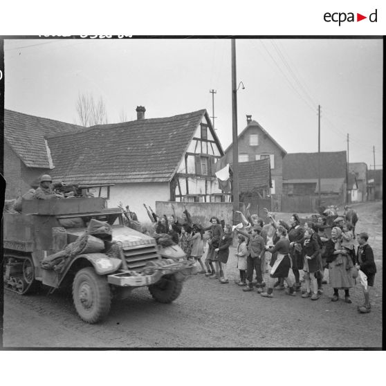 Le half-track baptisé Oubangui du 5e RMT traverse le village de Blaesheim (situé entre Obernai et Strasbourg).