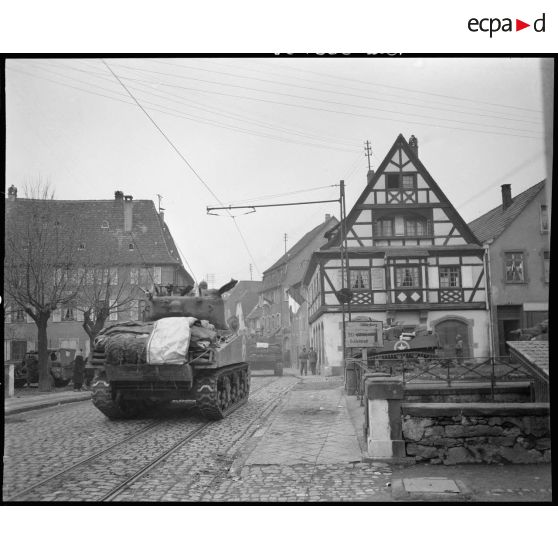 Une colonne de chars Sherman de la 14e division blindée amércaine traverse Obernai (Bas-Rhin).