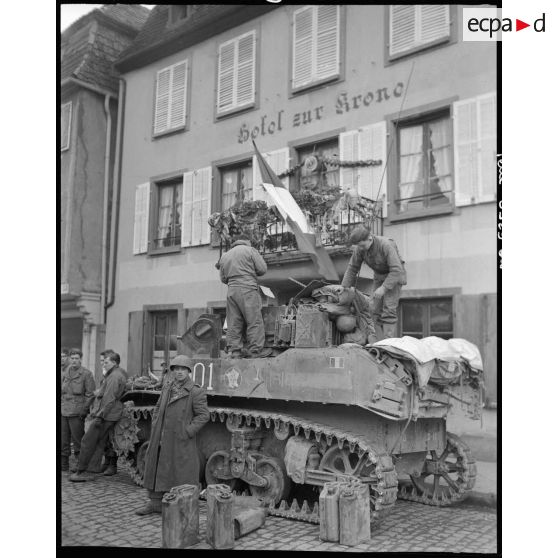 Un char léger M5A1 Stuart du1er RMSM sur la place du marché, devant la halle au blé, à Obernai (Bas-Rhin).