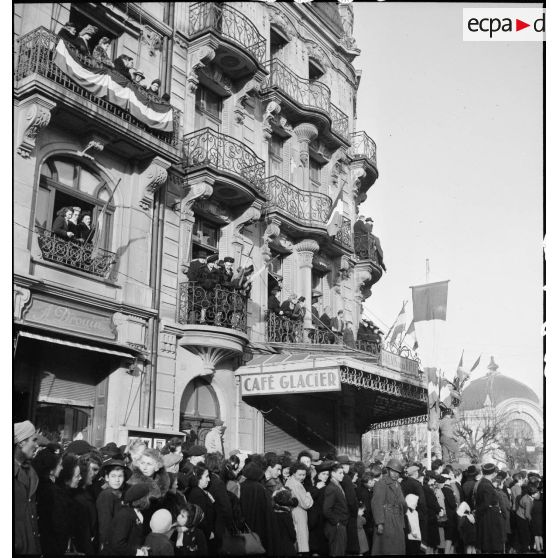 La sortie de la messe célébrée en la cathédrale Saint-Christophe de Belfort, en l'honneur de la libération de la ville.