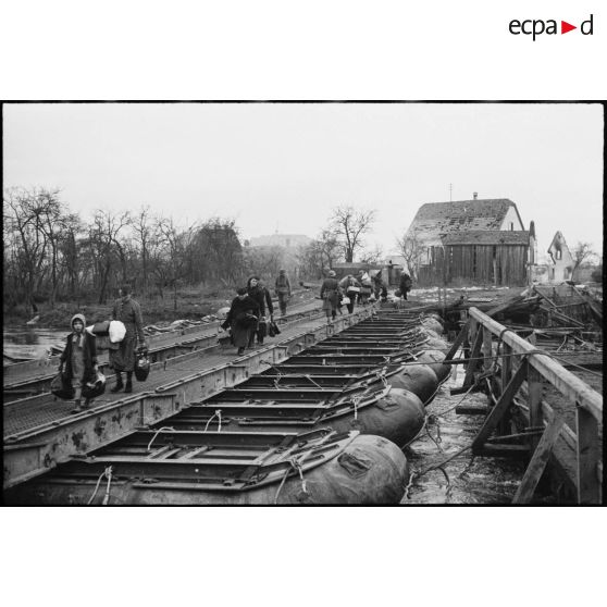 Réfugiés dans le village de Kogenheim (Bas-Rhin), très endommagé par les combats entre la 2e DB (division blindée) et l'armée allemande.