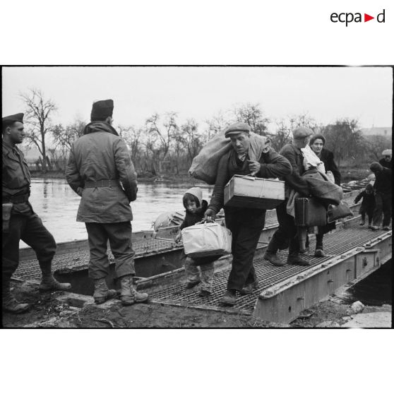 Réfugiés dans le village de Kogenheim (Bas-Rhin), très endommagé par les combats entre la 2e DB (division blindée) et l'armée allemande.