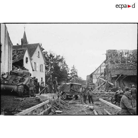 Déblaiement des ruines dans le village de Kogenheim (Bas-Rhin), endommagé par les combats menés entre la 2e DB (division blindée) et l'armée allemande.