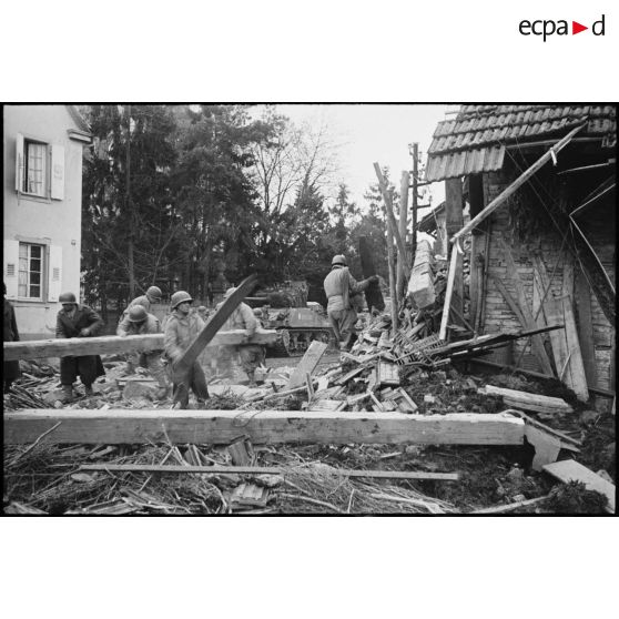 Déblaiement des ruines dans le village de Kogenheim (Bas-Rhin), endommagé par les combats menés entre la 2e DB (division blindée) et l'armée allemande.