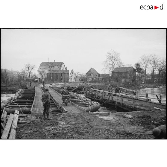 Eléments de la 2e DB, vraisemblablement du sous-groupement Morel-Deville du GTR (Groupement tactique Rémy) empruntant un pont flottant à Kogenheim (Bas-Rhin).