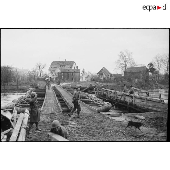 Eléments de la 2e DB, vraisemblablement du sous-groupement Morel-Deville du GTR (Groupement tactique Rémy) empruntant un pont flottant à Kogenheim (Bas-Rhin).