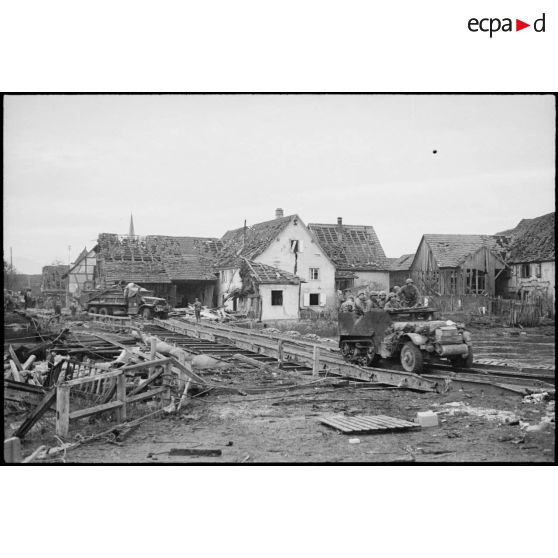 Eléments de la 2e DB, vraisemblablement du sous-groupement Morel-Deville du GTR (Groupement tactique Rémy) empruntant un pont flottant à Kogenheim (Bas-Rhin).