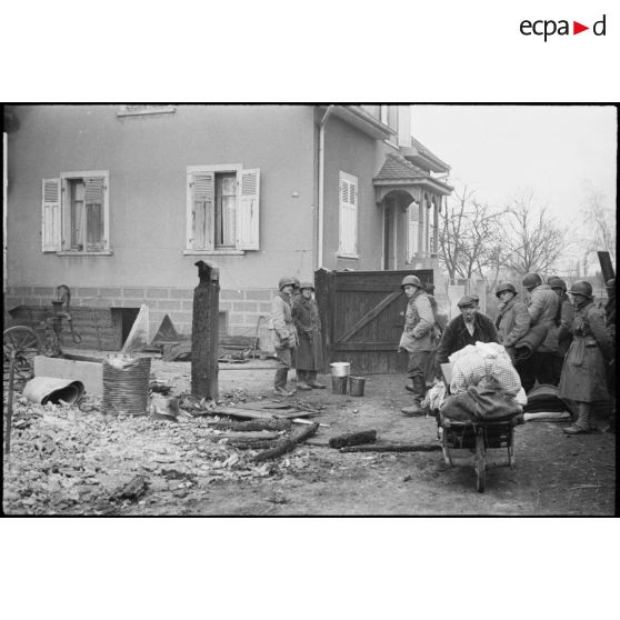 Réfugiés dans le village de Kogenheim (Bas-Rhin), très endommagé par les combats entre la 2e DB (division blindée) et l'armée allemande.