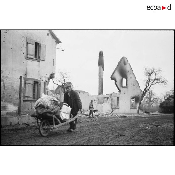 Réfugiés dans le village de Kogenheim (Bas-Rhin), très endommagé par les combats entre la 2e DB (division blindée) et l'armée allemande.