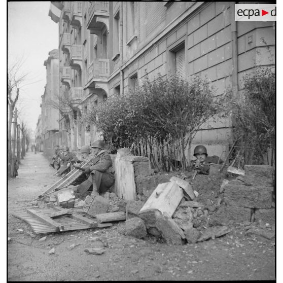 Fantassins d'une unité de 1re division blindée (1re DB) postés dans les faubourgs nord de Mulhouse lors des combats menés pour la reconquête de la ville.