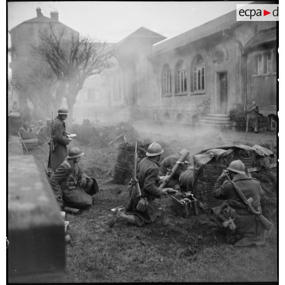 Tirs de mortiers par les soldats de la 1re DB (division blindée) contre l'une des casernes de Mulhouse, où sont retranchés les derniers résistants allemands.