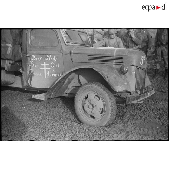 Un camion Ford (filiale Allemagne) pris à l'ennemi par le groupe d'escadrons de réparations XV (GER XV) de la 2e division blindée (2e DB) progresse dans la boue aux environs de Strasbourg.