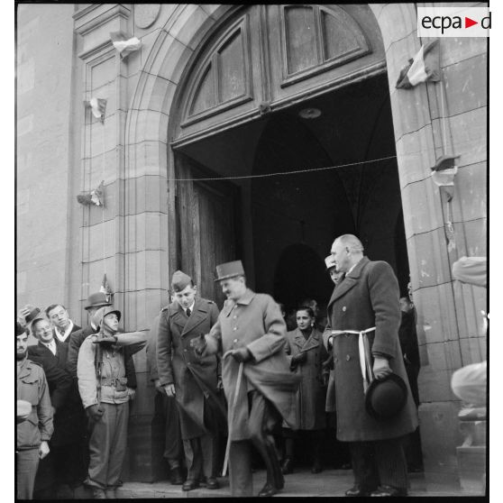 Le général Leclerc, commandant la 2e DB, et son aide de camp, le capitaine Girard (derrière le maire) sortent de l'église à Erstein (Bas-Rhin).