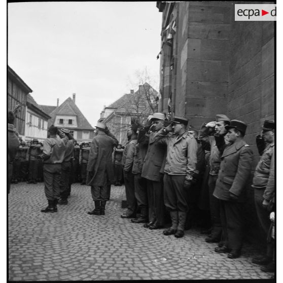 Les hommes de la 2e DB saluent le général Leclerc à sa sortie de l'église à Erstein, où il a assisté à l'office religieux du "Te Deum".