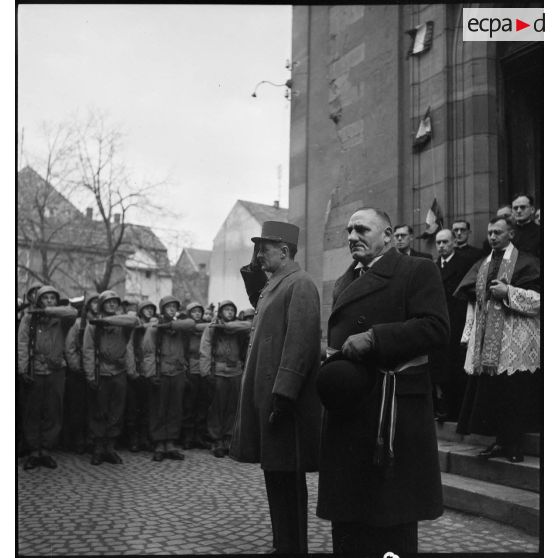 Le général Leclerc et le maire d'Erstein à la sortie de l'église, où ils ont assisté à l'office religieux du "Te Deum".