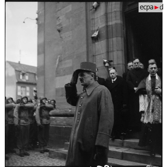 Le général Leclerc à la sortie de l'église à Erstein, où il a assisté à l'office religieux du "Te Deum".