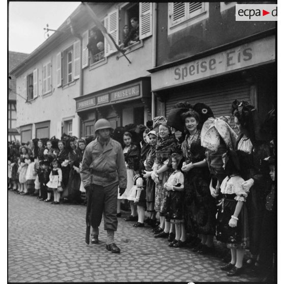 La population d'Erstein, en costume traditionnel alsacien, est venue saluer le général Leclerc et ses hommes qui ont libéré sa commune.