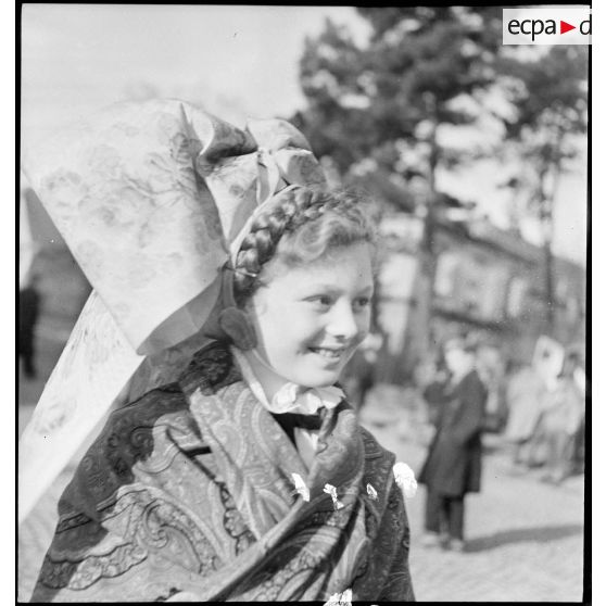 Portraits de jeunes femmes revêtues du costume traditionnel alsacien à Erstein.