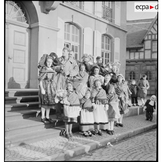 La population d'Erstein, en costume traditionnel alsacien, est venue saluer le général Leclerc et ses hommes qui ont libéré sa commune.