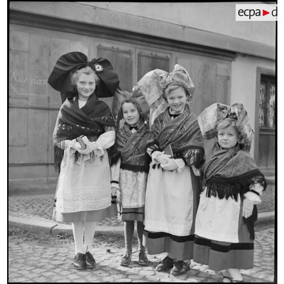 La population d'Erstein, en costume traditionnel alsacien, est venue saluer le général Leclerc et ses hommes qui ont libéré la commune.