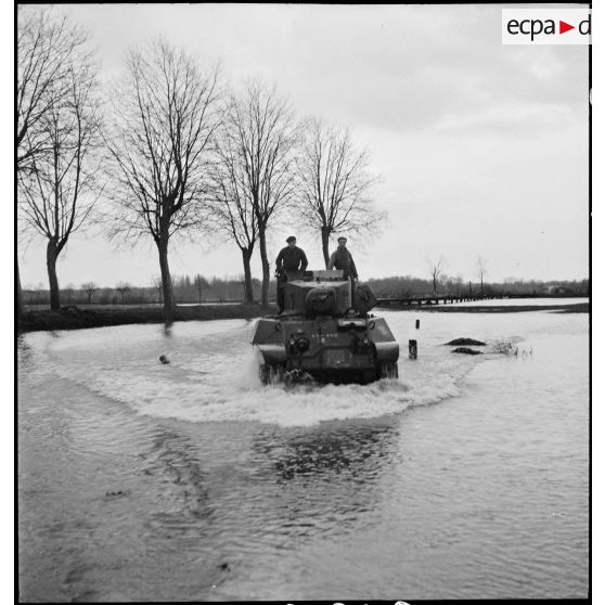 Un char léger du 501e RCC se dirige vers Benfeld (Bas-Rhin).