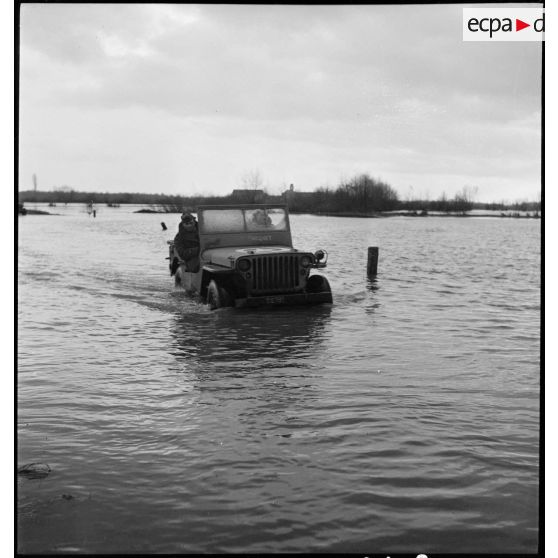 La jeep Guy Mocquet du 3e bataillon du RMT aux abords de l'Ill.