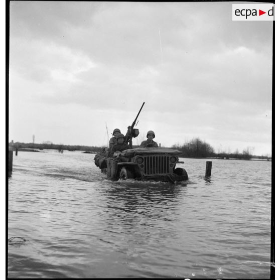 Une jeep de la 32e batterie du 64e RADB (sous réservies) aux abords de l'Ill.