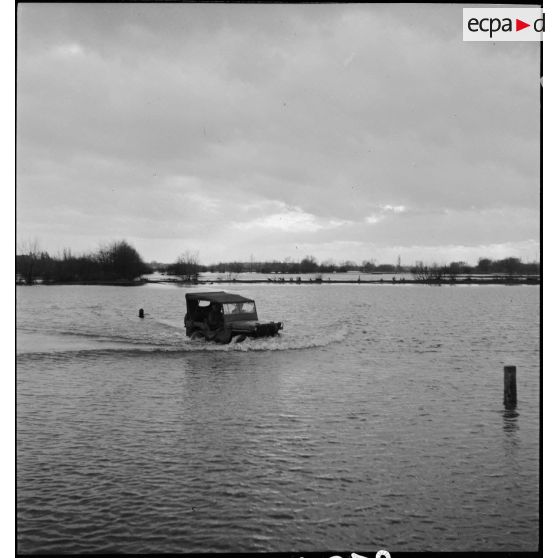 Une jeep de la 32e batterie du 64e RADB (sous réserves) aux abords de l'Ill.